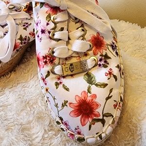 Guess Floral Shoes / Fashion Sneakers. Its Says Size 8 But Fits More Like 8.5.